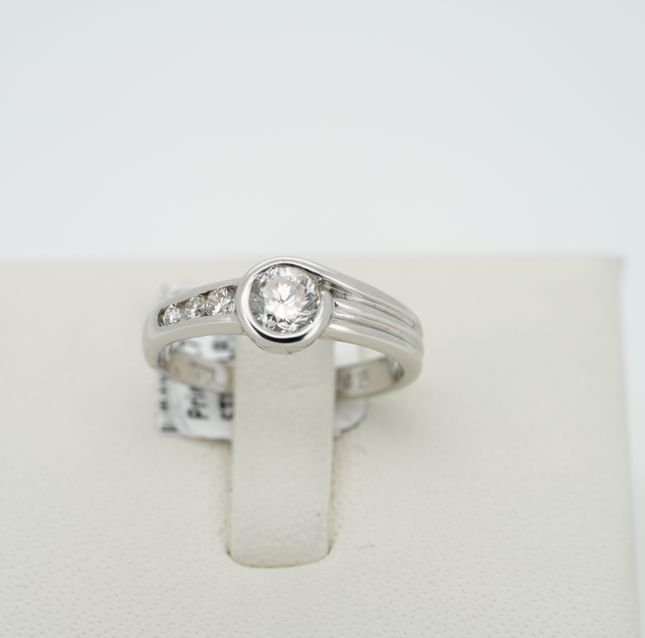 18K White Gold Exclusive Diamond Round LR03465