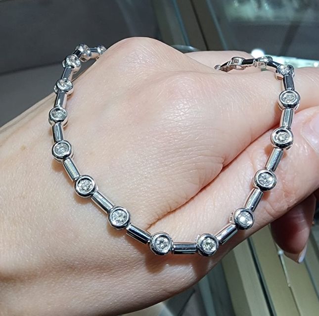 14K White Gold Diamond Necklace with Round Brilliance