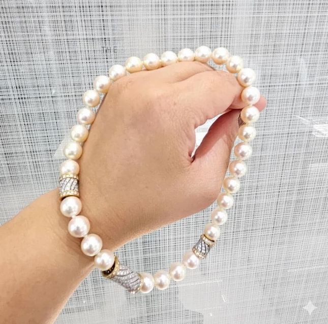 Lustrous 18K White Gold Pearl Necklace