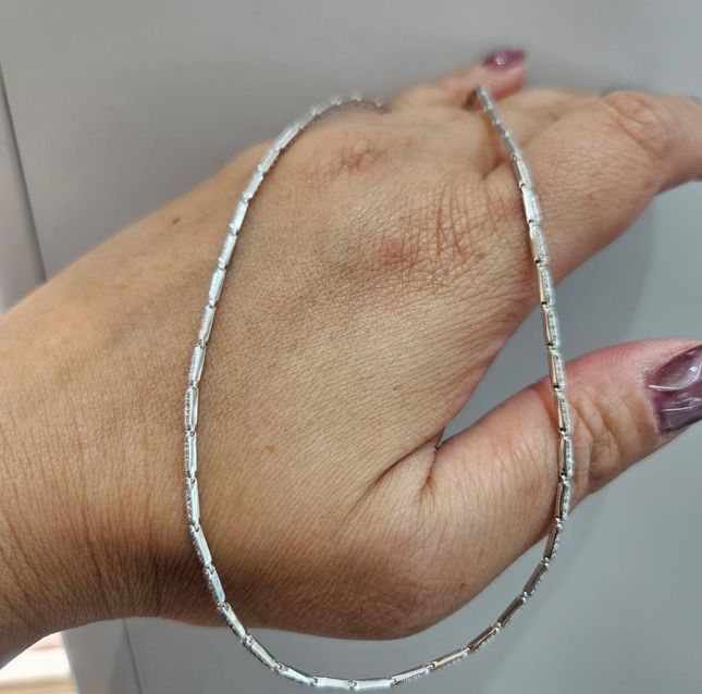 18K White Gold Round Luxurious Studded Detail