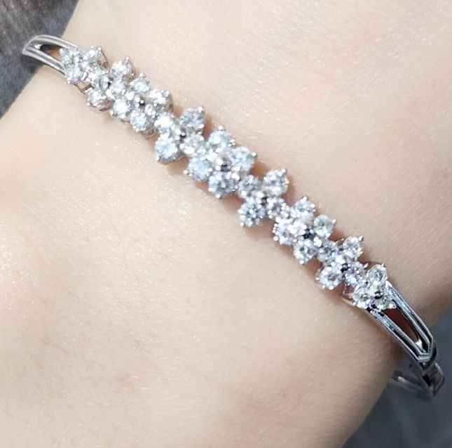 Modern 18K White Gold Bangle with 1.32ct Diamonds – LBN279