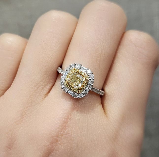 Diamond Fancy Color Cush 1.02ct in 18K Top Yellow gold