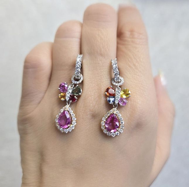 2.65ct Pear Sapphire Earring Pair in 18K Gold