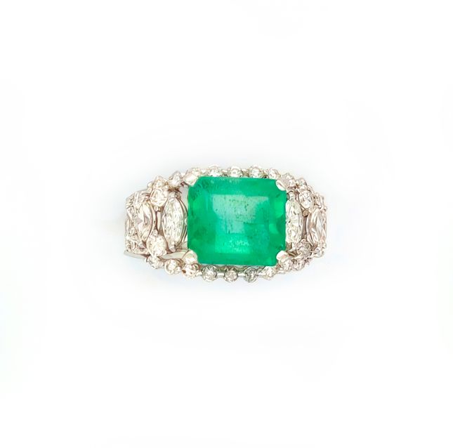Emerald Ring in White Gold – LR10250