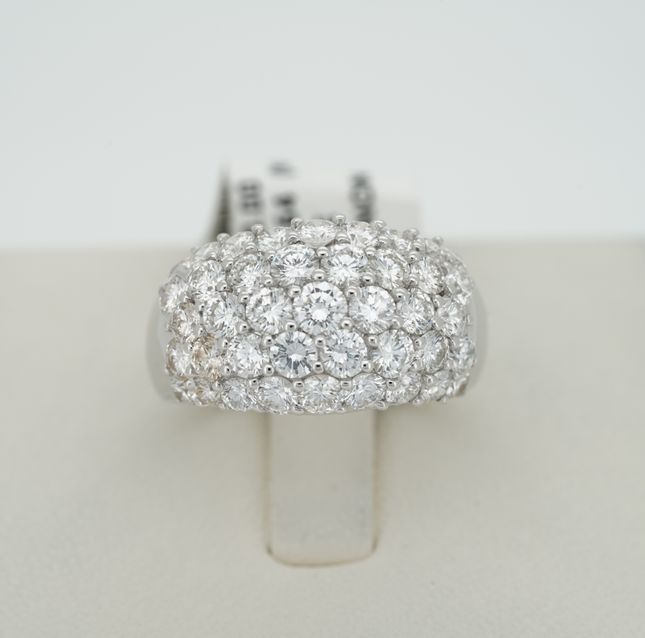 Unique 18K White Gold Diamond Round
