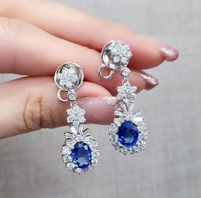 2.40ct Oval Sapphire Earrings in 18K Gold