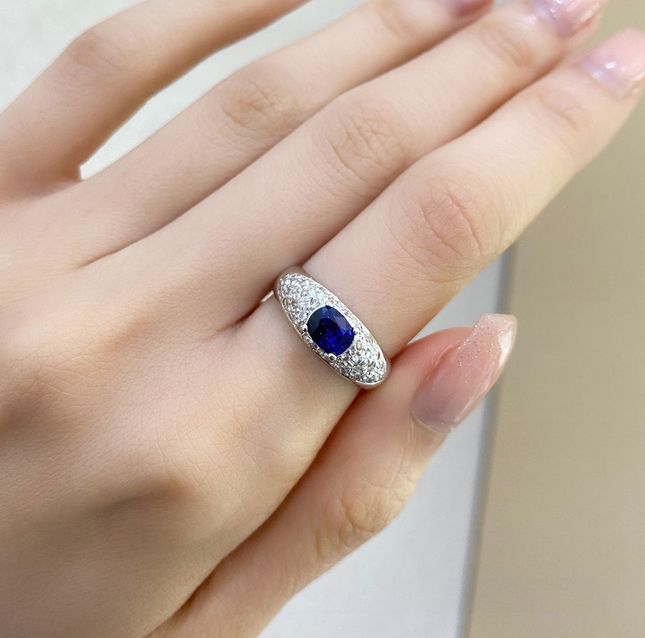 Oval-Cut 0.80 Carat Sapphire Ring in 14K White Gold