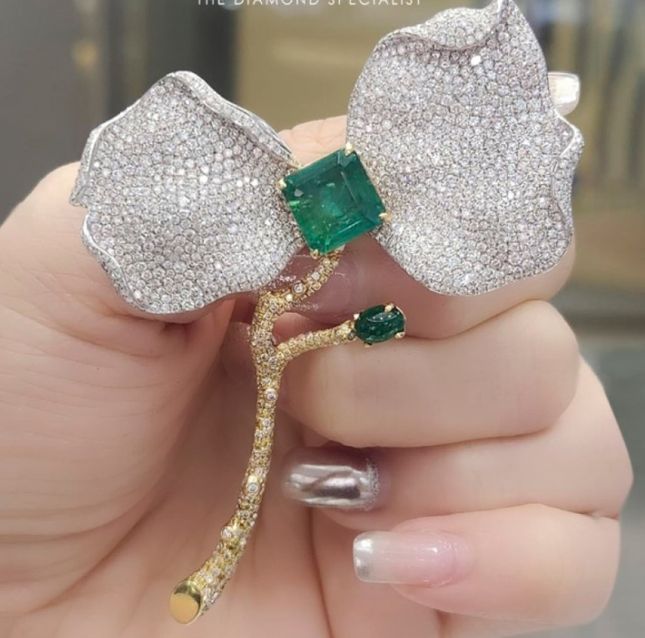 Verdure 18K Two Tone Emerald Brooch – B64