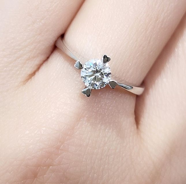 Gleaming 18KT White Gold Diamond Ring – LR13027