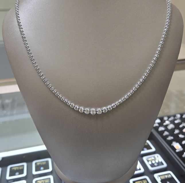 Luxe 18K White Gold Diamond Necklace, Subtle Elegance