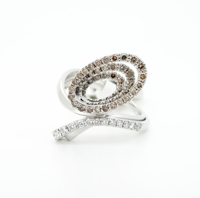 Stylish 18K White Gold Diamond Round