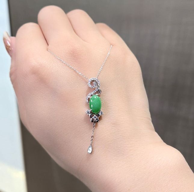 Jadeite Oval Necklace Pendant 18.79ct White Gold