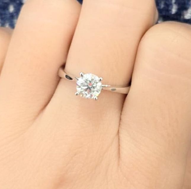 Elegant Solitaire Diamond 18K White Gold Band