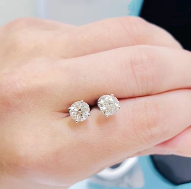 Round Diamond 1.51ct Earring Pair in 18K Gold