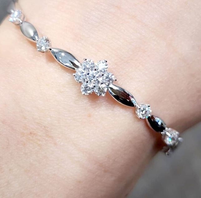 Designer 18K Bangle with 1.08ct Round Diamonds – LBN336