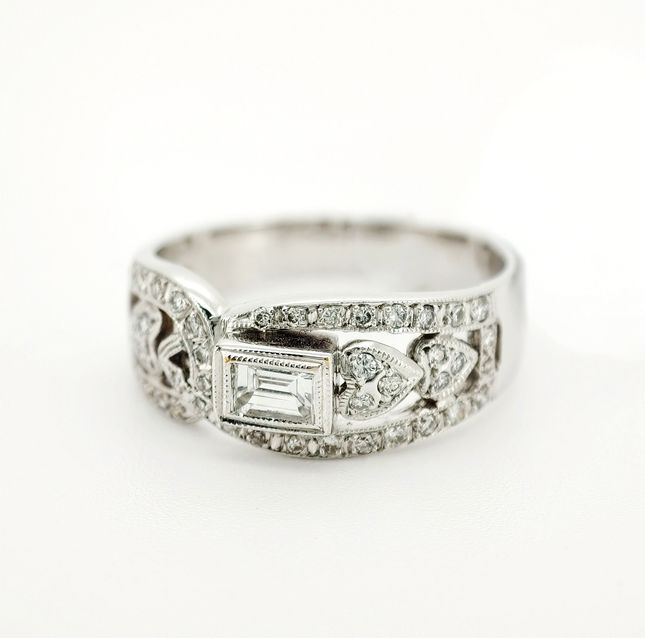 Sleek 18K White Gold Classic Band Ring – LR6450